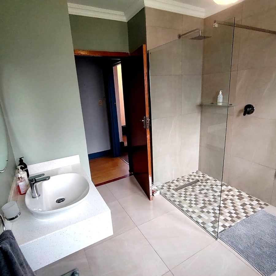 5 Bedroom Property for Sale in Beacon Bay Eastern Cape
